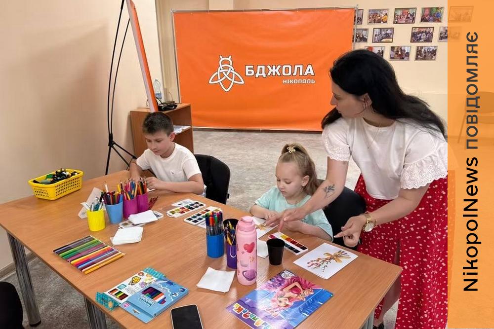 У Центрі життєстійкості Нікополя діти створювали літні пейзажі на творчому майстер-класі (фото)