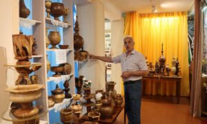 Здійснив мрію після виходу на пенсію: житель з Покрова створює справжні шедеври з дерева (фото)