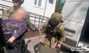 Ще чотирьох мешканок Нікополя евакуював «Білий янгол» попри обстріли та атаки дронів (відео)