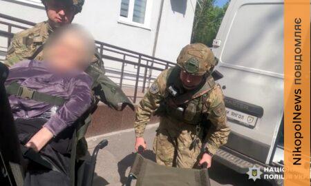 Ще чотирьох мешканок Нікополя евакуював «Білий янгол» попри обстріли та атаки дронів (відео)