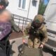 Ще чотирьох мешканок Нікополя евакуював «Білий янгол» попри обстріли та атаки дронів (відео)