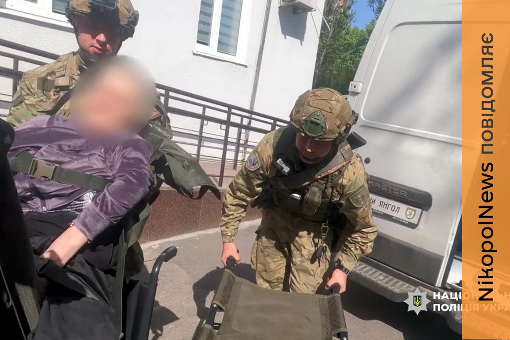 Ще чотирьох мешканок Нікополя евакуював «Білий янгол» попри обстріли та атаки дронів (відео)