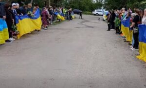 З прапорами та на колінах: Нікопольщина сьогодні провела в останню путь Героя (відео)