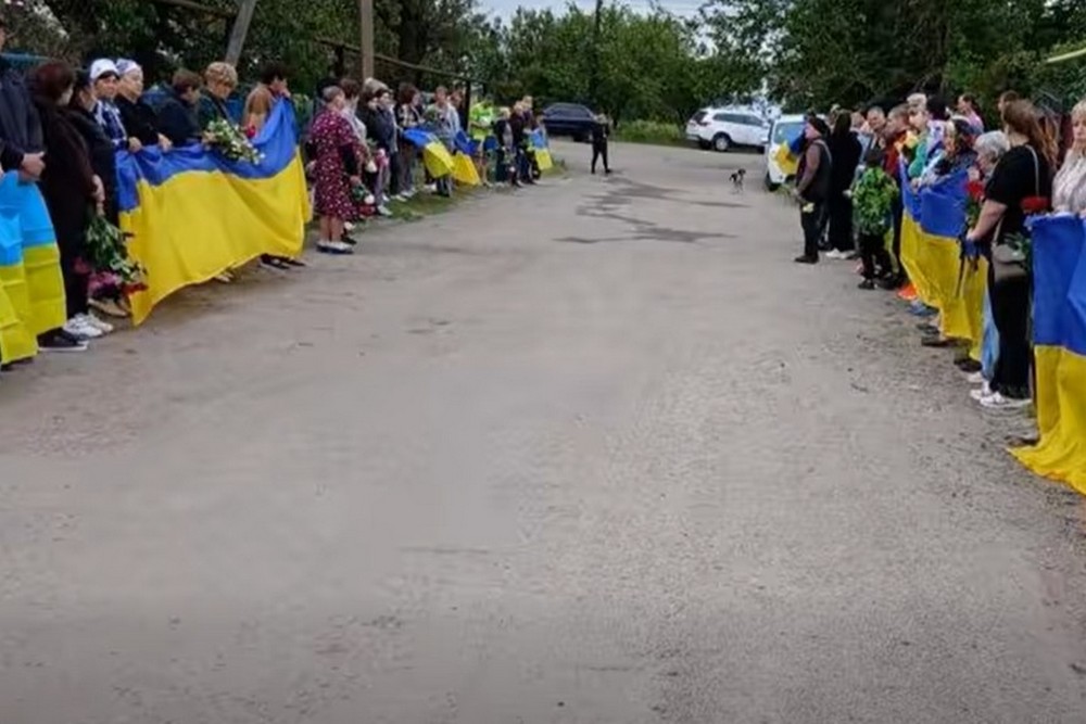 З прапорами та на колінах: Нікопольщина сьогодні провела в останню путь Героя (відео)