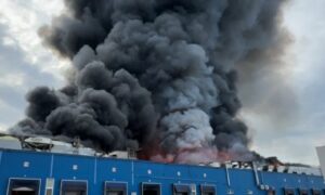 Масштабна пожежа на Дніпропетровщині: ворог вдарив по складам двох компаній, розташованих поруч (фото, відео)