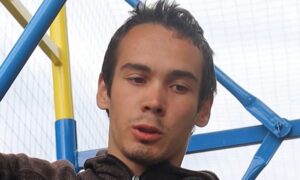 «Від тої літучої погані»: у Марганці з ризиком для життя встановлюють антидронові сітки (відео)