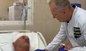 Втратив дружину через удар FPV-дрона по авто у Нікополі: у Дніпрі рятують співробітника заводу (відео)