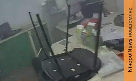 Смертельний удар по банку у Нікополі: відео перших хвилин після удару показала поліція
