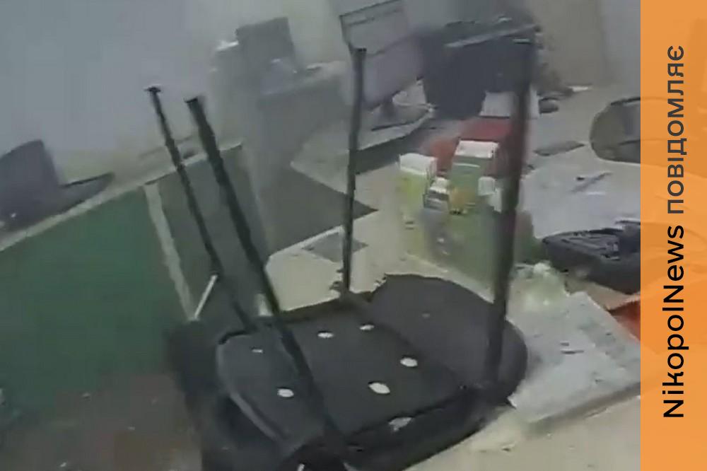 Смертельний удар по банку у Нікополі: відео перших хвилин після удару показала поліція