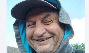 Власник легендарного кафе Нікополя показав, як бореться з колорадським жуком за допомогою пилососа (відео)
