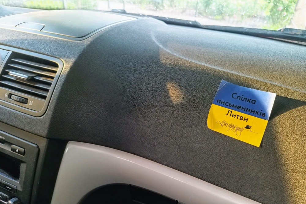 Зооволонтерка з Нікополя отримала авто від спілки письменників Литви