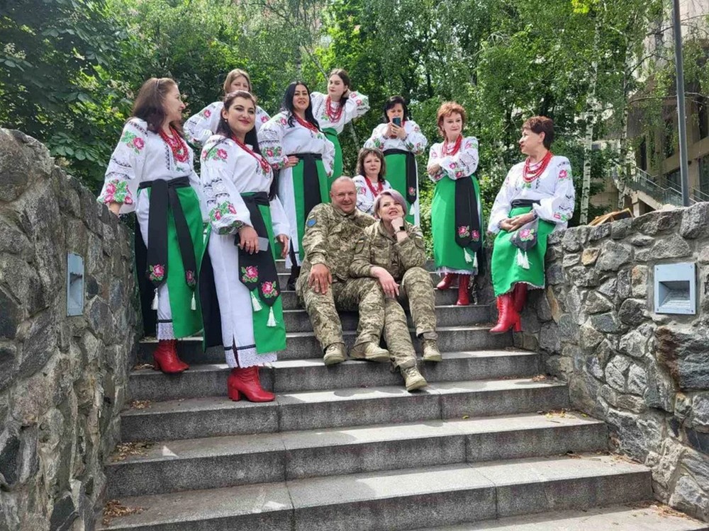 Дорослі чоловіки плакали
