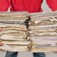 Віддайте зошити, альбоми… Волонтери у Нікополі перетворять їх на гроші для ЗСУ