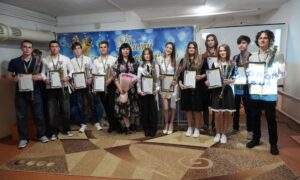Нову відзнаку міста-героя Нікополя «За високі досягнення у навчанні» отримали 87 найкращих випускників (фото)