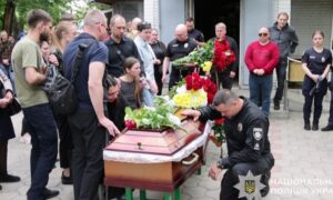 Він ніколи не залишався байдужим до чужого горя: у Нікополі сьогодні провели в останню путь поліцейського (фото, відео)