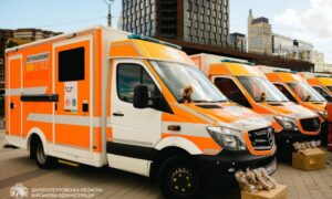 Нові «швидкі» для Нікопольщини та ще трьох районів: громадам передали 11 медичних автівок