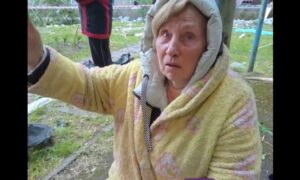 Син під завалами: у Дніпрі жінка чекає, поки рятувальники дістануть її дитину (відео)