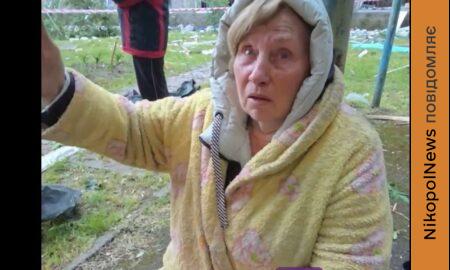 Син під завалами: у Дніпрі жінка чекає, поки рятувальники дістануть її дитину (відео)