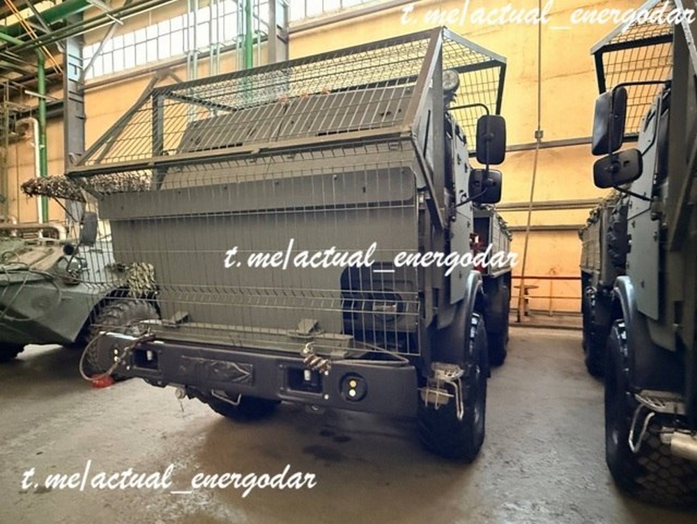 Окупанти облаштували вогневі позиції в енергоблоках ЗАЕС і збільшили кількість техніки, а дірку в залізяці зробили самі – соцмережі (фото, відео)