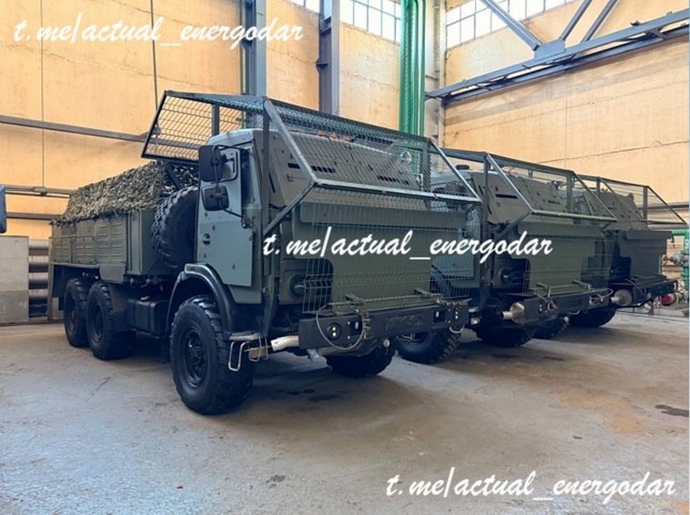 Окупанти облаштували вогневі позиції в енергоблоках ЗАЕС і збільшили кількість техніки, а дірку в залізяці зробили самі – соцмережі (фото, відео)