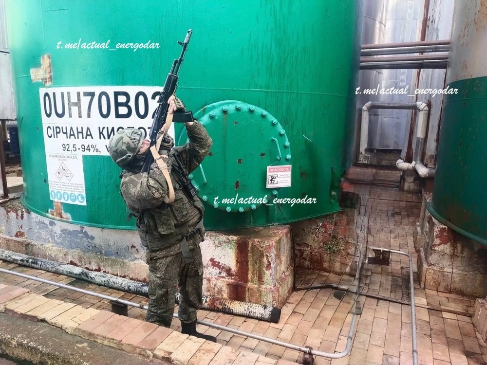 Окупанти облаштували вогневі позиції в енергоблоках ЗАЕС і збільшили кількість техніки, а дірку в залізяці зробили самі – соцмережі (фото, відео)