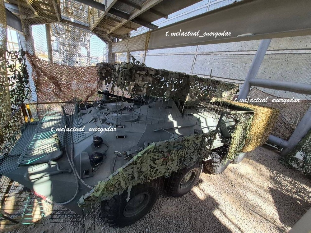 Окупанти облаштували вогневі позиції в енергоблоках ЗАЕС і збільшили кількість техніки, а дірку в залізяці зробили самі – соцмережі (фото, відео)