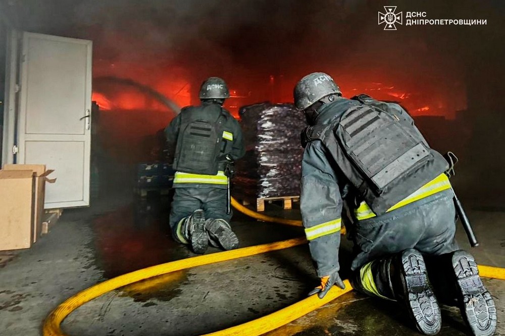 Масштабна пожежа на Дніпропетровщині: ворог вдарив по складам двох компаній, розташованих поруч (фото, відео))
