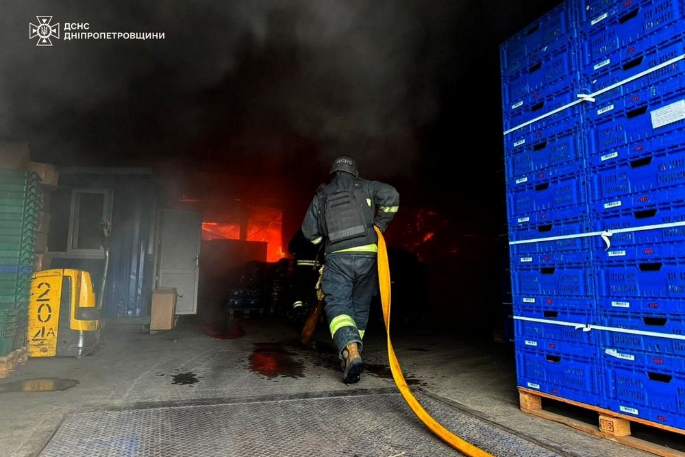 Масштабна пожежа на Дніпропетровщині: ворог вдарив по складам двох компаній, розташованих поруч (фото, відео))