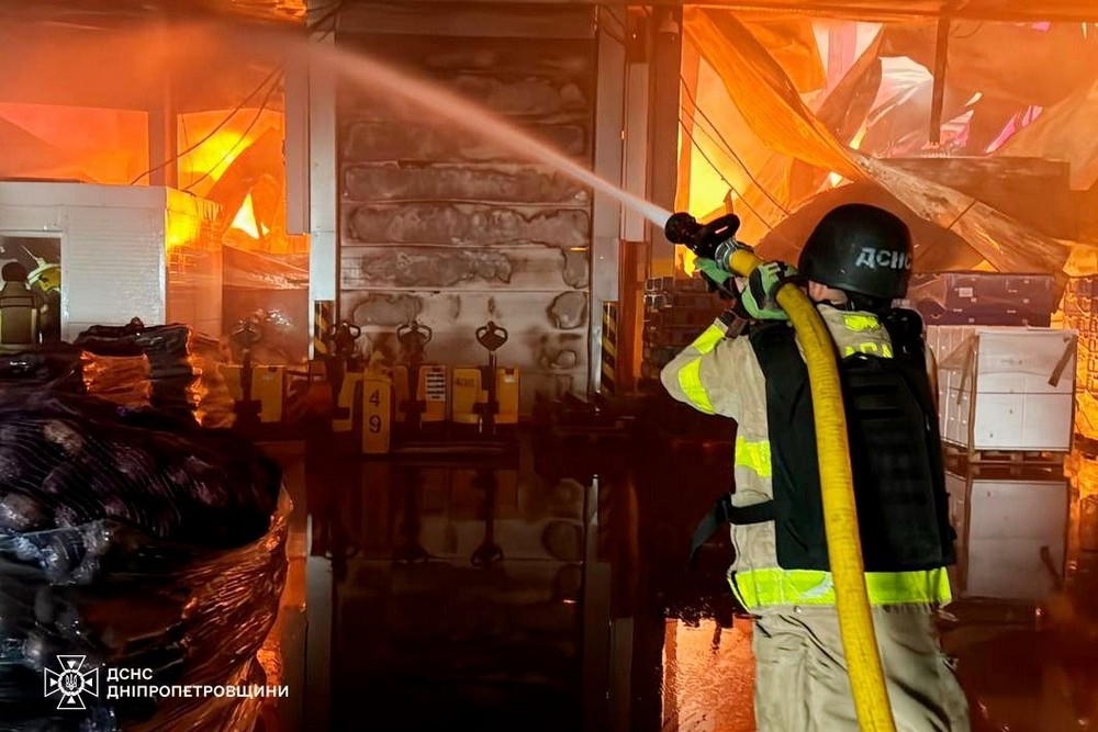 Масштабна пожежа на Дніпропетровщині: ворог вдарив по складам двох компаній, розташованих поруч (фото, відео))