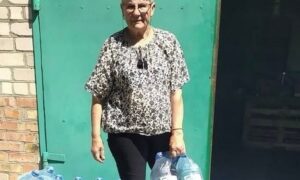 У Марганці триває гуманітарна підтримка: передано понад 2,8 тис. пляшок