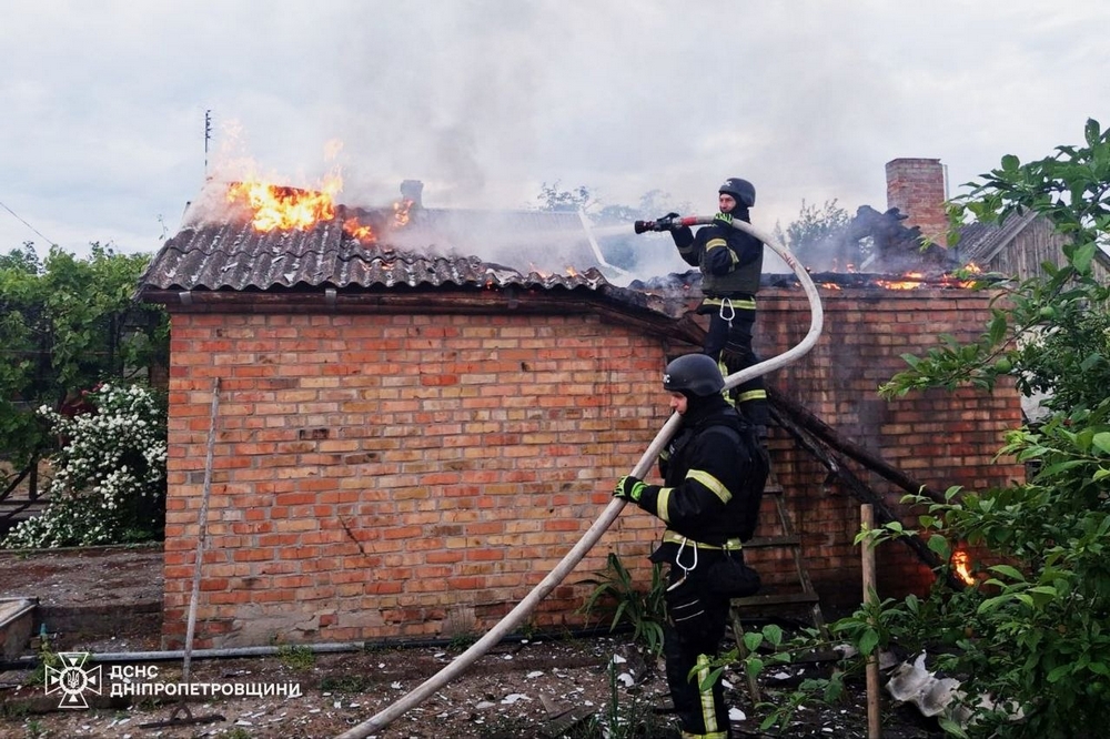 Поранені у Нікополі, пожежі, руйнування у місті і області: ДСНС про наслідки обстрілів на Дніпропетровщині (фото)