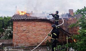 Поранені у Нікополі, пожежі, руйнування у місті і області: ДСНС про наслідки обстрілів на Дніпропетровщині (фото)