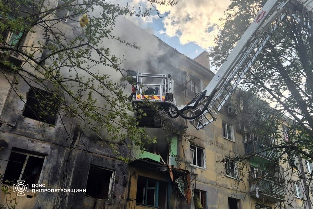 Повторний удар по рятувальникам на Нікопольщині, поранені у Павлограді і на Криворіжжі – ДСНС про обстріли Дніпропетровщини 10 червня