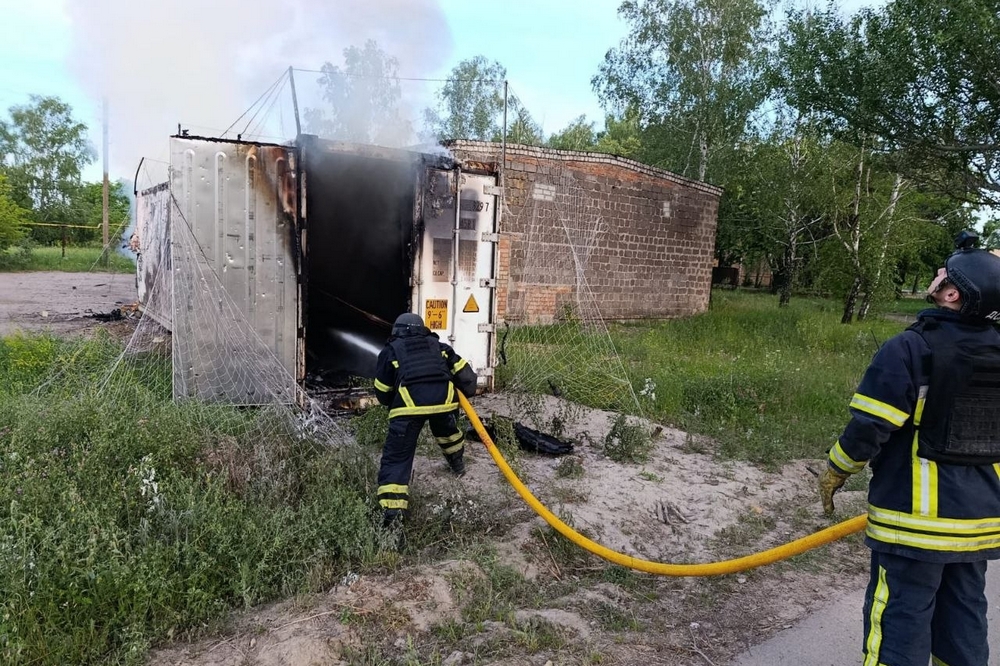На Нікопольщині сталася пожежа, пошкоджені багатоповерхівка та авто, 1 поранений на Синельниківщині, також ворог бив по Криворіжжю