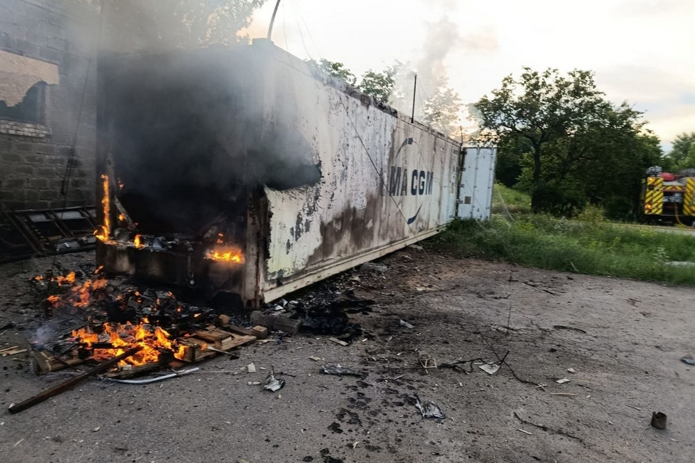 На Нікопольщині сталася пожежа, пошкоджені багатоповерхівка та авто, 1 поранений на Синельниківщині, також ворог бив по Криворіжжю