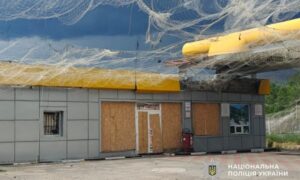 На Нікопольщині БпЛА влетів у будинок з родиною, ворог атакував АЗС, банк, адмінбудівлю – поранив 5 людей, серед них дитина, всього в області 13 поранених за добу – поліція (фото)