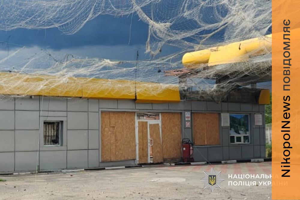 На Нікопольщині БпЛА влетів у будинок з родиною, ворог атакував АЗС, банк, адмінбудівлю – поранив 5 людей, серед них дитина, всього в області 13 поранених за добу – поліція (фото)