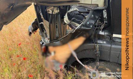 Дрон залетів у кабіну і вбив водія, інший атакував амбулаторію з людьми: подробиці про цинічні удари по Нікопольщині і Дніпру розповіли у поліції (фото)