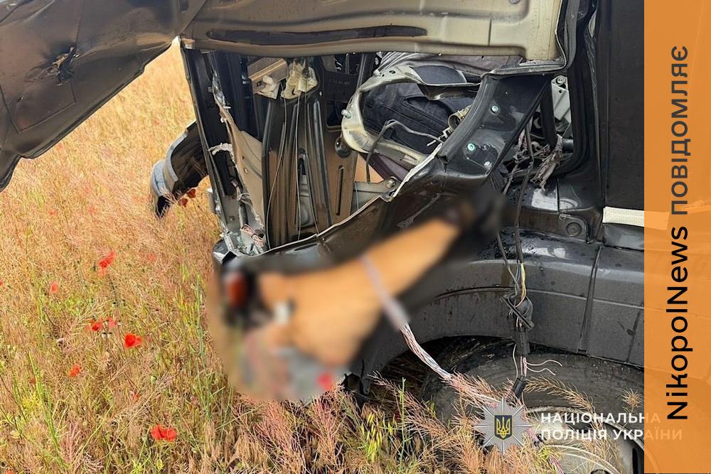 Дрон залетів у кабіну і вбив водія, інший атакував амбулаторію з людьми: подробиці про цинічні удари по Нікопольщині і Дніпру розповіли у поліції (фото)