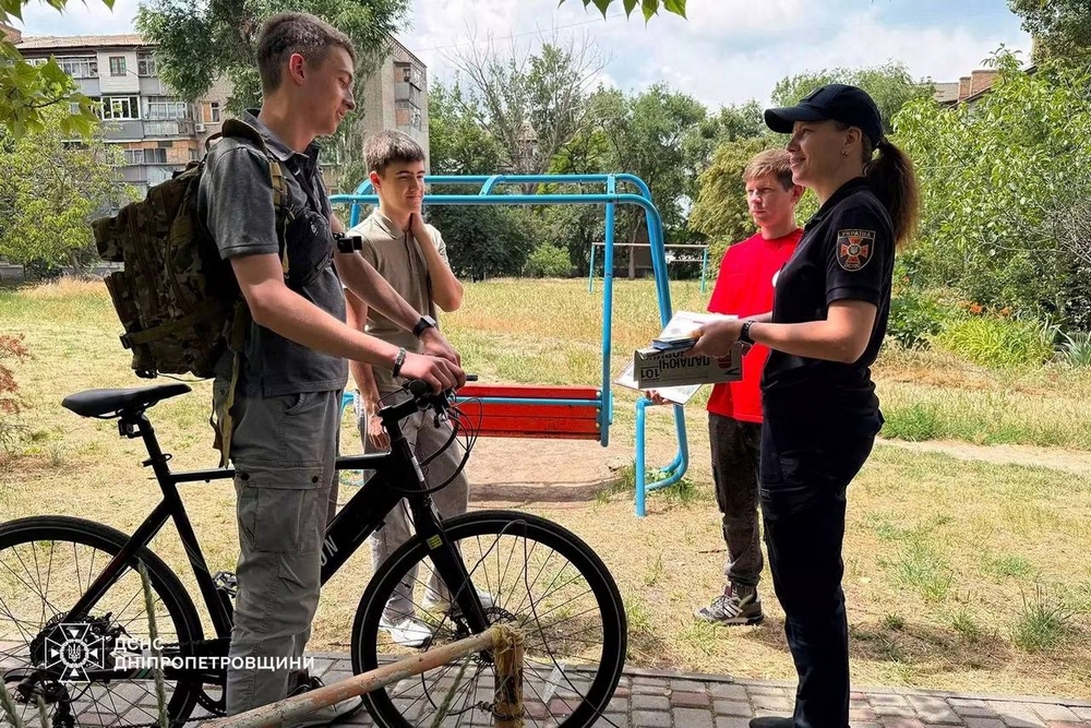 photo 2026 06 19 13 46 51 У Нікополі рятувальники та волонтери Червоного Хреста розповіли мешканцям, як уберегтися від небезпеки (фото)