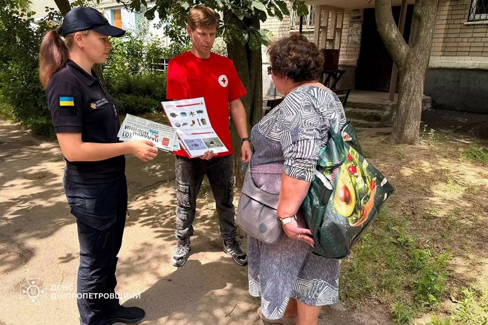 photo 2026 06 19 13 46 52 У Нікополі рятувальники та волонтери Червоного Хреста розповіли мешканцям, як уберегтися від небезпеки (фото)