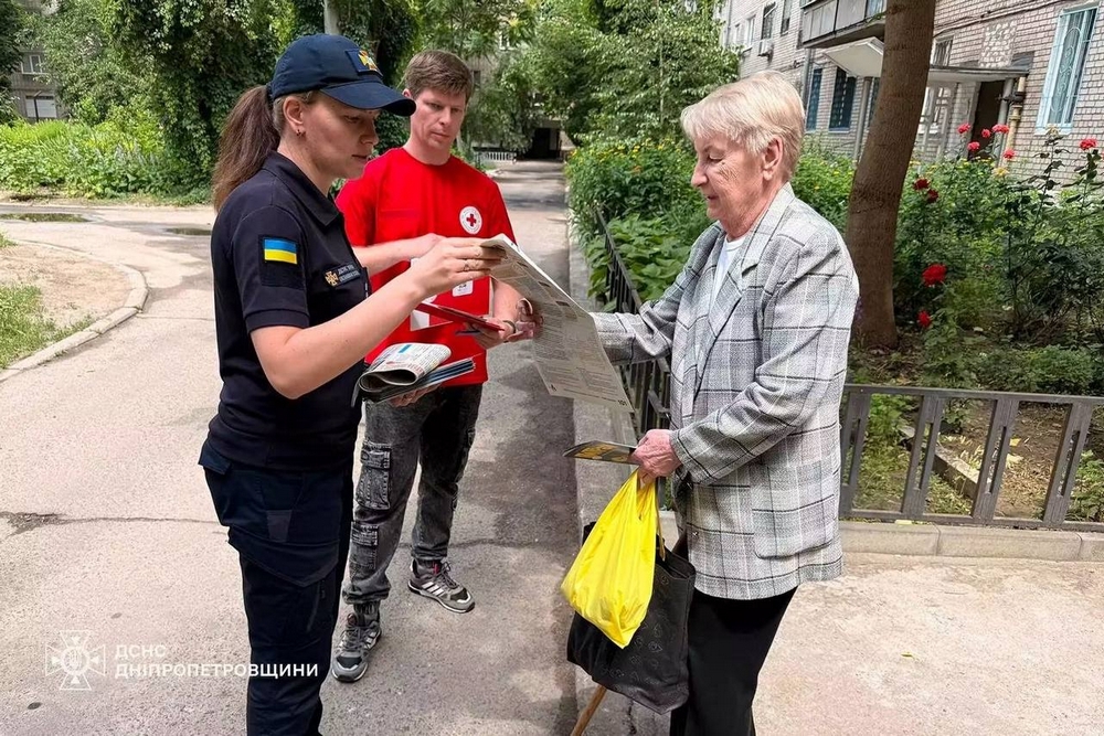 photo 2026 06 19 13 46 53 У Нікополі рятувальники та волонтери Червоного Хреста розповіли мешканцям, як уберегтися від небезпеки (фото)