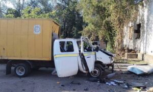 У Нікополі сьогодні FPV-дрони знищили 2 авто «Укрпошти»: робота пересувних відділень ускладнена