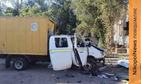 У Нікополі сьогодні FPV-дрони знищили 2 авто «Укрпошти»: робота пересувних відділень ускладнена