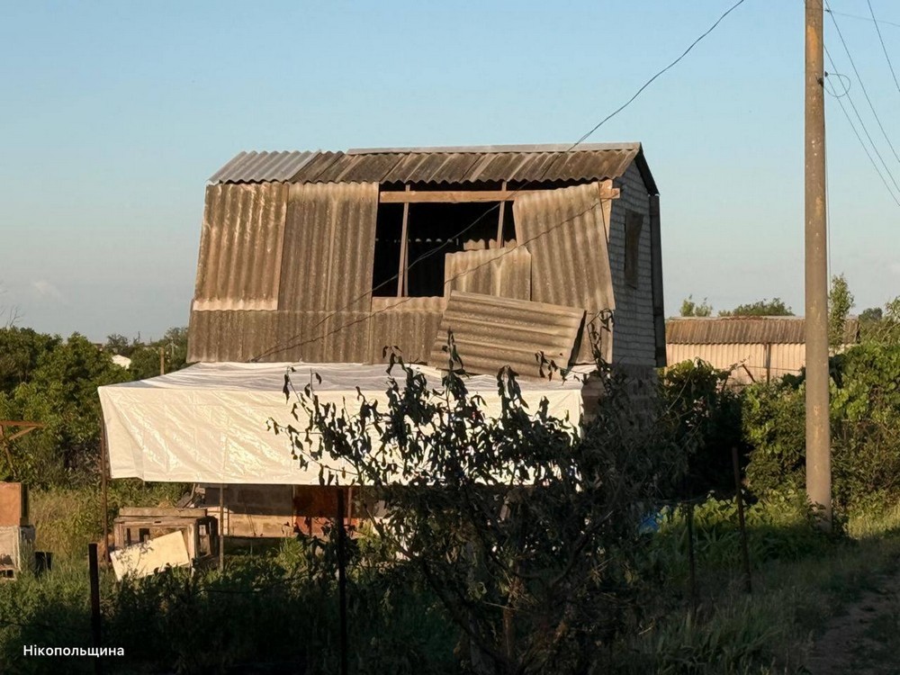 Вбито жінку на Нікопольщині, 9 поранених на Синельниківщині, під обстрілом було і Криворіжжя цієї ночі (фото) Вбито жінку на Нікопольщині, 9 поранених на Синельниківщині, під обстрілом було і Криворіжжя цієї ночі (фото)