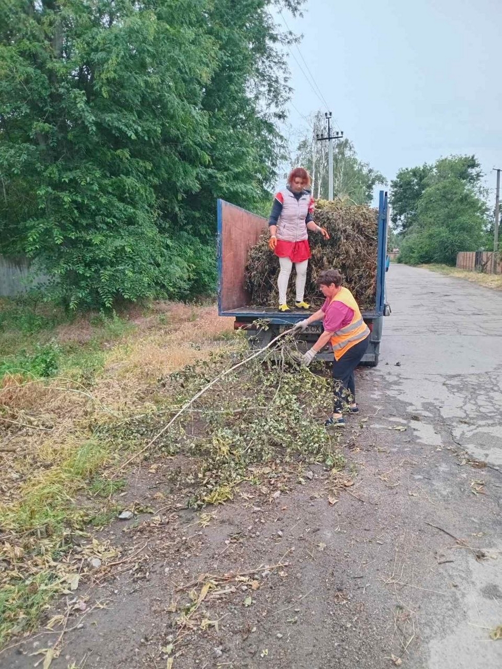 photo 2026 06 22 14 03 16 У Марганці комунальні служби впорядковували місто: підсумки тижня (фото)