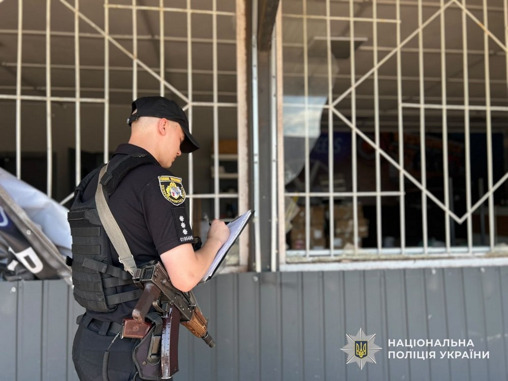Смертельні удари по продуктовому магазину у Нікополі і центру Кривого Рогу, десятки поранених в області: поліція про криваві атаки на Дніпропетровщину (фото)