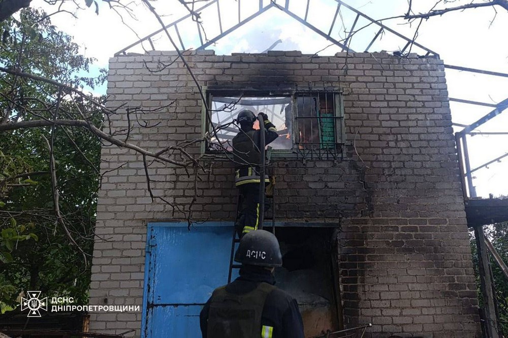 Усі пожежі загасили: смертельні обстріли Нікопольщини і Синельниківщини прокоментували у ДСНС (фото) Усі пожежі загасили: смертельні обстріли Нікопольщини і Синельниківщини прокоментували у ДСНС (фото)