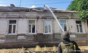 Усі пожежі загасили: смертельні обстріли Нікопольщини і Синельниківщини прокоментували у ДСНС (фото)