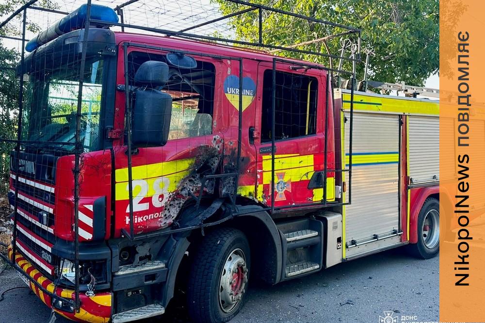 У Нікополі під час ліквідації пожежі після удару по АЗС ворог двічі атакував рятувальників (фото)